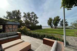 Ferienhaus Peeneblick - Terrasse und private Gartenanlage am Wasser 