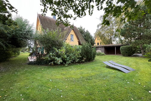 Reetdachhaus Storch - Außenansicht und Garten