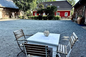 Maison Victors Farmhaus - Sitzbereich im Innenhof