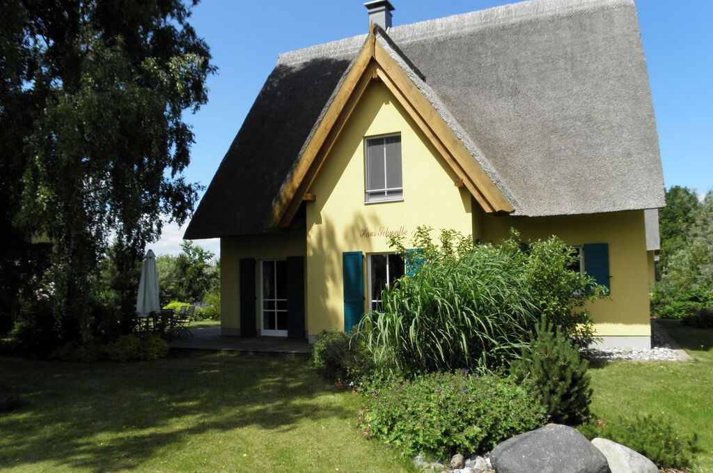 Reetdachhaus Schwalbe - Garten mit Terrasse