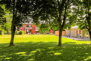 Lerchenhof Haus Storchennest - Gartenanlage mit Saunahaus