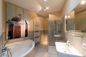 Appartement 8 - 2. Badezimmer mit Dusche und Badewanne