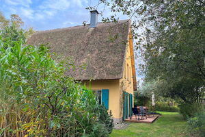 Reetdachhaus Storch - Außenansicht und Terrasse/Garten